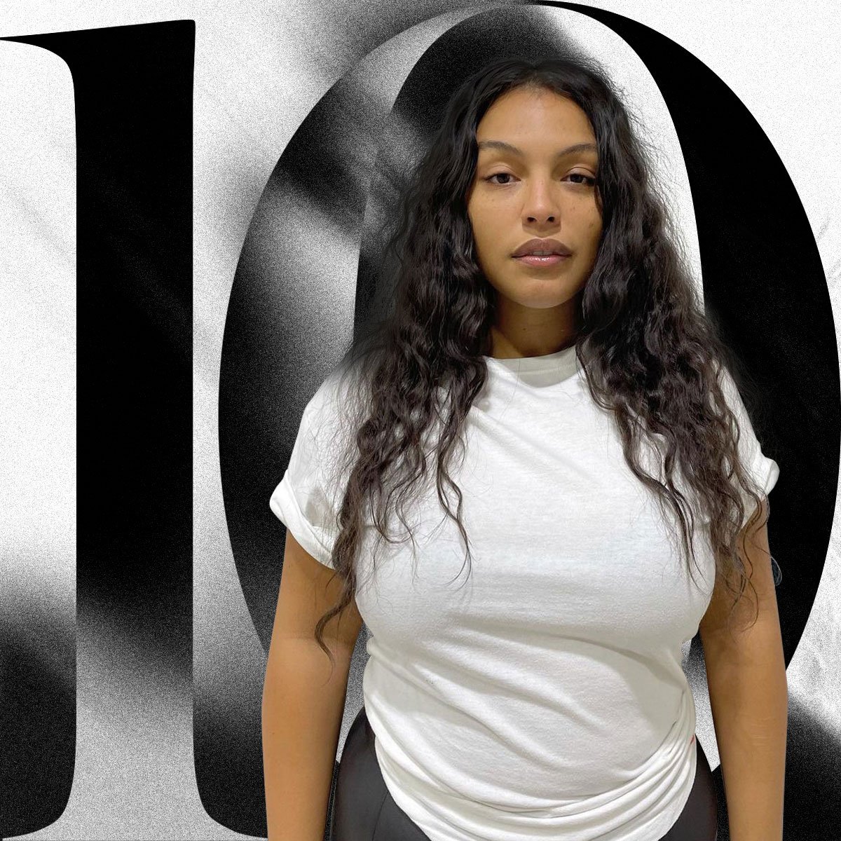 paloma-elsesser-in-front-of-the-number-10
