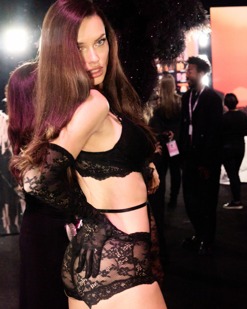 Adriana Lima strikes a pose backstage in a lace black lingerie set at the 2025 Victoria’s Secret Fashion Show.